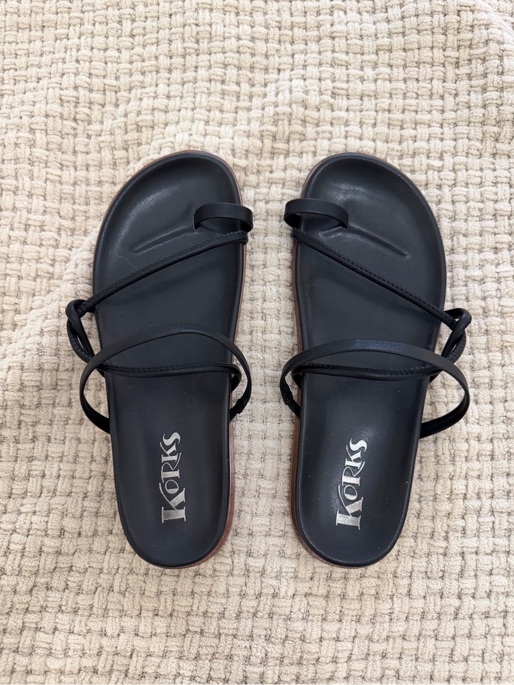 Kork-Ease Black Minimal Toe-Loop Strappy Sandals